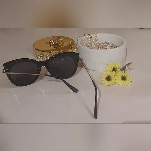 Black Cat Sunglasses w/ Gold Arms - Picture 4 of 4